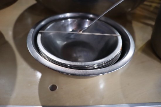 Times 7 - stainless mixing bowls - 6 to 8"