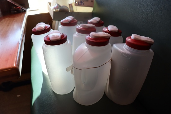 All to go - 8 plastic pitchers