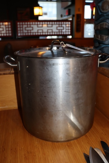 Stainless 38 qt stock pot with lids