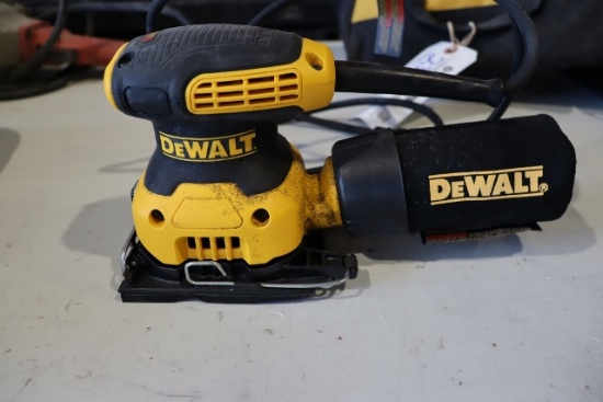 DeWalt DWE6411 electric pad sander w/ bag