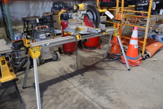 DeWalt DWS780 double bevel sliding 12" compound miter saw