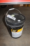 CAT 5 gallon bucket with SAE 10W hydraulic oil