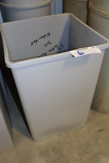 Rubbermaid grey 18" x 18" trash can - no lid