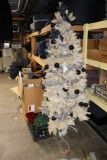 All to go - Christmas tree and holiday décor