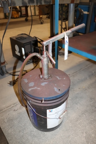 3/4 full 5 gallon bucket of Valvoline Drive Train SAE50 tranny oil with pum