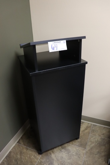 18" black laminate podium