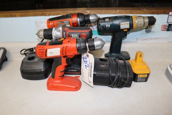 All to go - Black & Decker drills, lithium batteries and chargers, untested