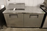 True TSSU-60-8 refrigerated prep table with 1 lid and 2 doors - has racks -