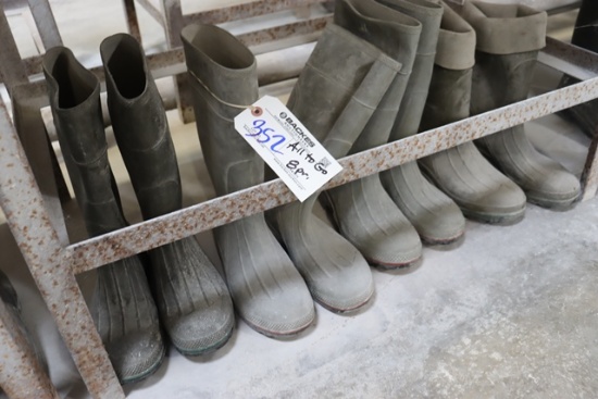 All to go - 8 assorted size pairs of rubber boots
