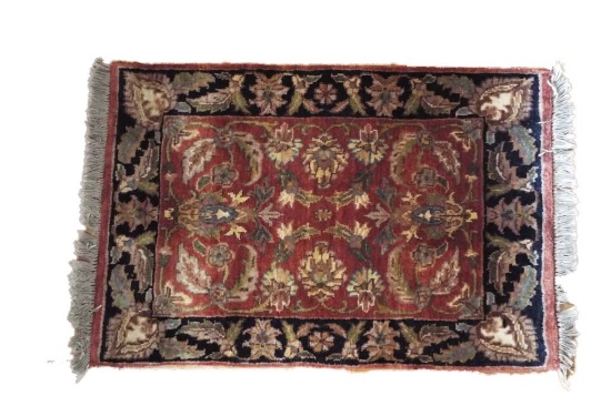 Oriental style carpet (approx. 2' x 3')