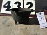 Cast iron #2 footed pot w/ pour spout, Virginia-Carolina Hardware, 8