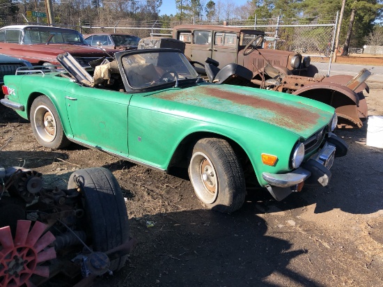 Triumph  TR6  Color:  Green