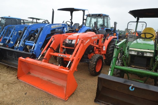 KUBOTA L3301 4WD ROPS HST W/ LDR AND BUCKET