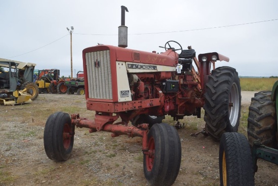 FARMALL 706 2WD  W/PARTS WILL START IN GEAR