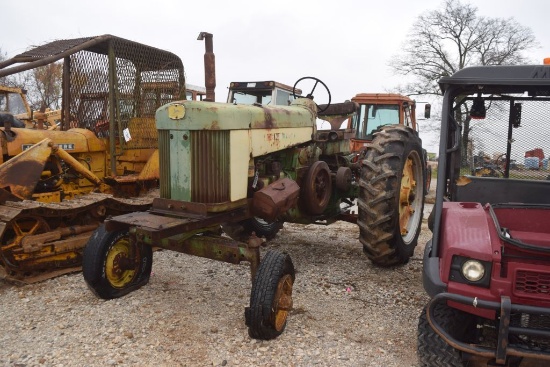 JD 730 TRACTOR 2WD SALVAGE