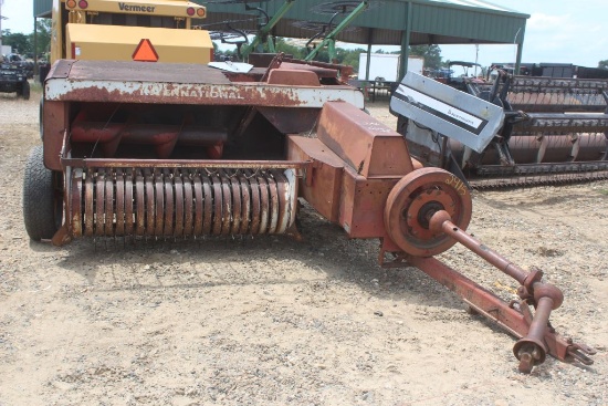 INTERNATIONAL 440 SQUARE BALER