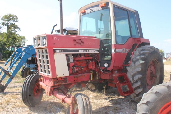 SALVAGE INTERNATIONAL 1086 C/A TERP TRACTOR (HOLE IN BLOCK)
