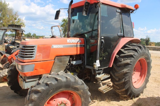 SALVAGE KUBOTA M9000 UTILITY SPECIAL C/A 4WD TERP TRACTOR (HOLE IN ENGINE BLOCK)