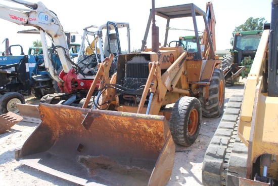 SALVAGE CASE 580 TLB RUNS AND OPERATES, CLUTCH PETAL STUCK AND HYDRAULIC LEAK