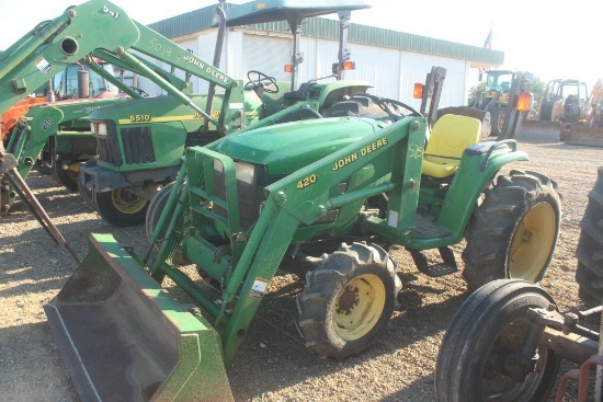 John Deere 4200 Rops 4wd W/420ldr And Bucket