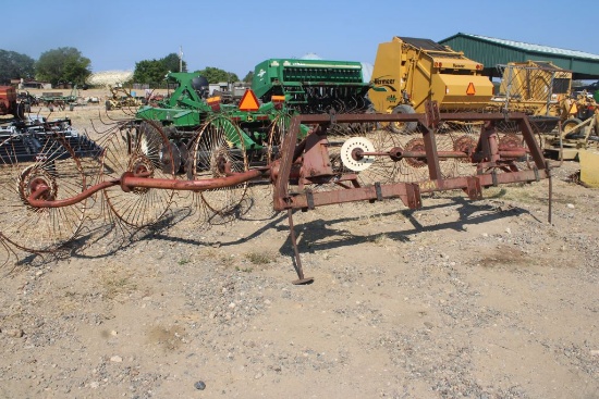 NEW HOLLAND HAY RAKE