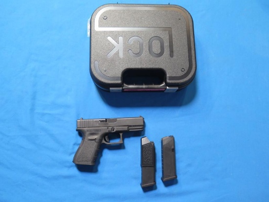 Glock G19 Gen 3 9mm semi auto, extra mag & case- NEW, tag#8784