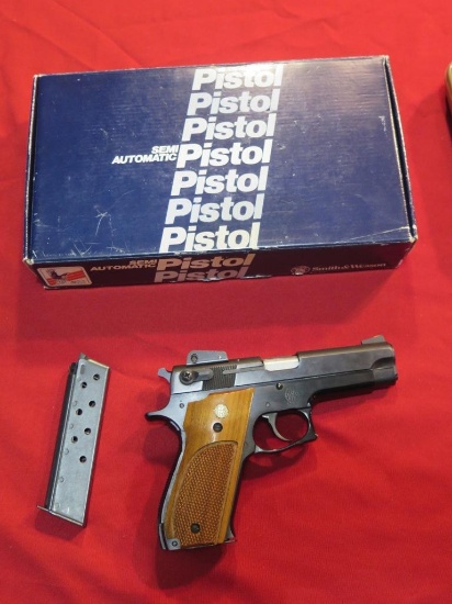 Smith & Wesson 439 9mm semi auto pistol, like new in box , tag#6061