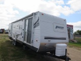 2005 Keystone Hornet 33' camper, 2 slide outs, sleeps 6, all appliances wor