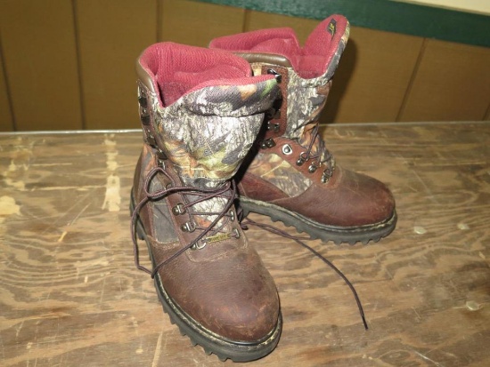 Pair of Cabela’s size 9 hunting boots, tag#7347