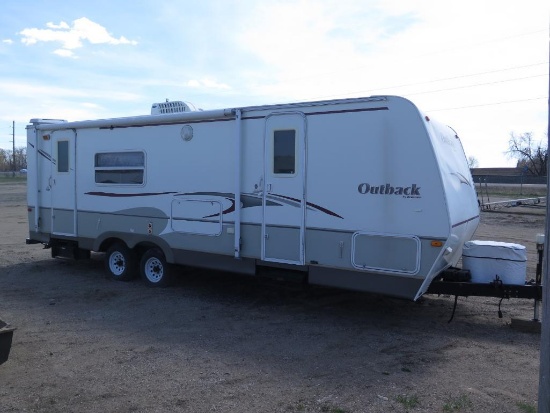 2006 Keystone Outback Camper. 26 ft. and equalizer hitch. everything works,