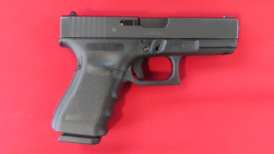 Glock 19 9mm semi auto pistol with 3 mags & case - never fired~7084