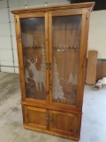 Wooden 8 gun cabinet with top and bottom keys, tag#3355