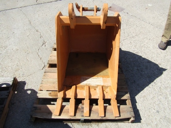 24" HD Backhoe Bucket / 30 mm Pins