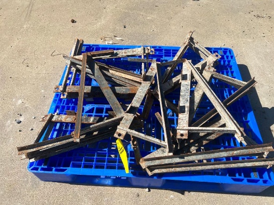 (15) 2' Scaffolding Brackets. Located in Mt. Pleasant, IA