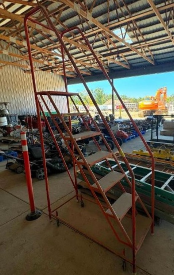 Rolling 7-Step Platform Ladder