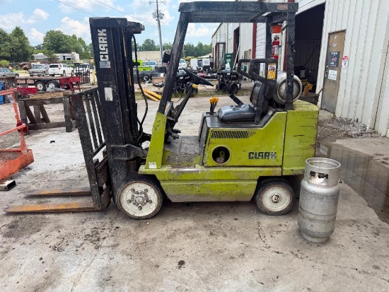 Clark GCS25 Ride-On Forklift, 4,400 lb, LP Gas