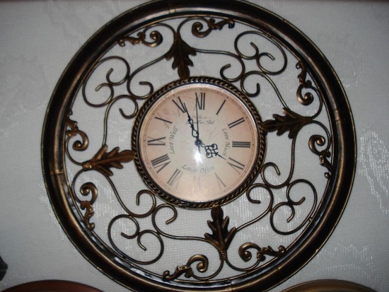 Assorted round wall clocks