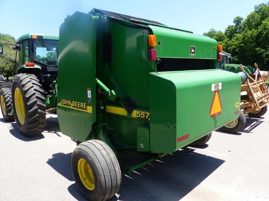 JD 557 ROUND BALER W/NET WRAP