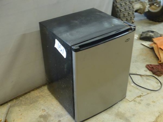 SMALL SANYO REFRIGERATOR