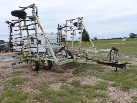 32' FOLDING CULTIVATOR HYDRO PULL BEHIND