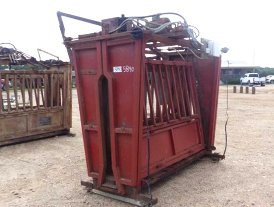 SOUTHWEST LIVESTOCK EQUIPMENT HYDRAULIC SQUEEZE CHUTE