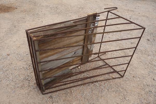 HANGING HAY FEEDER