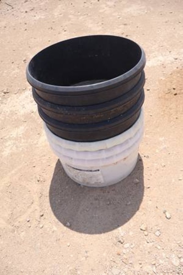 6 SMALL PLASTIC LICK TUBS