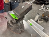 Angled bench vise