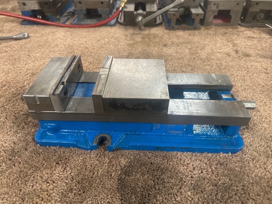 Kurt D688 17" Machinist Vise