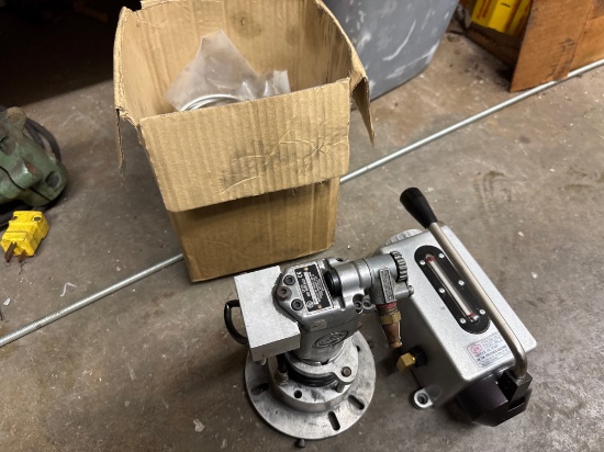 Air wrench and handle oil pump