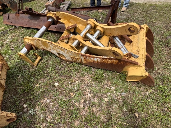 Caterpillar (CAT) excavator thumb and linkage assembly