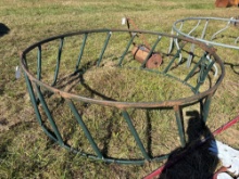 Round hay bale feeder