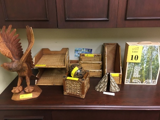 LOT CONSISTING OF: ASSORTED DECORATIVE AND OFFICE ACCESSORY PIECES