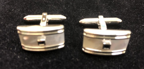 PAIR OF 14K WHITE GOLD CUFFLINKS